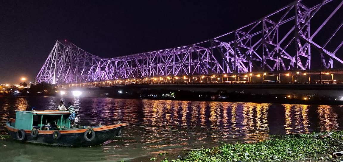 • বেশ কয়েকটি স্পট ঘুরিয়ে দেখানো হবে । মিলেনিয়াম পার্ক থেকে যাত্রা শুরু করে ক্রুজটি প্রথমে যাবে উত্তরের দিকে । অর্থাৎ শোভাবাজার-আহিরিটোলার দিকে । সেখানে দেখা যাবে, কাস্টমস হাউজ, ইস্টার্ন রেলওয়ে হেড কোয়ার্টার, ফেয়ারলি ঘাট, আর্মেনিয়ান ঘাট, মল্লিক ঘাট, হাওড়া ব্রিজ, জগন্নাথ ঘাট, নিমতা ঠাকুর বিসর্জন ঘাট, নিমতা মহাশশ্মান, আহিরিটোলা এবং শোভাবাজার ঘাট । প্রতীকী চিত্র । • বেশ কয়েকটি স্পট ঘুরিয়ে দেখানো হবে । মিলেনিয়াম পার্ক থেকে যাত্রা শুরু করে ক্রুজটি প্রথমে যাবে উত্তরের দিকে । অর্থাৎ শোভাবাজার-আহিরিটোলার দিকে । সেখানে দেখা যাবে, কাস্টমস হাউজ, ইস্টার্ন রেলওয়ে হেড কোয়ার্টার, ফেয়ারলি ঘাট, আর্মেনিয়ান ঘাট, মল্লিক ঘাট, হাওড়া ব্রিজ, জগন্নাথ ঘাট, নিমতা ঠাকুর বিসর্জন ঘাট, নিমতা মহাশশ্মান, আহিরিটোলা এবং শোভাবাজার ঘাট । প্রতীকী চিত্র ।