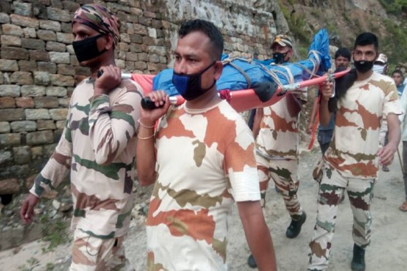 ▪️৩০ আগস্ট দুপুরের আগে শুরু হওয়া যাত্রা সেই দিনই সন্ধে সাতটার সময় শেষ হয়। মোট ৮ সেনা দেহটি নিয়ে প্রথমে যান চলাচল করে এমন রাস্তায় পর্যন্ত পৌঁছয়৷ এবং তারপরে নিহতের স্বজনদের কাছে নিয়ে যায়। নিহতের শেষকৃত্য হয় মৃতের গ্রাম বঙ্গপানীতে। Reporter--Shankar Anand