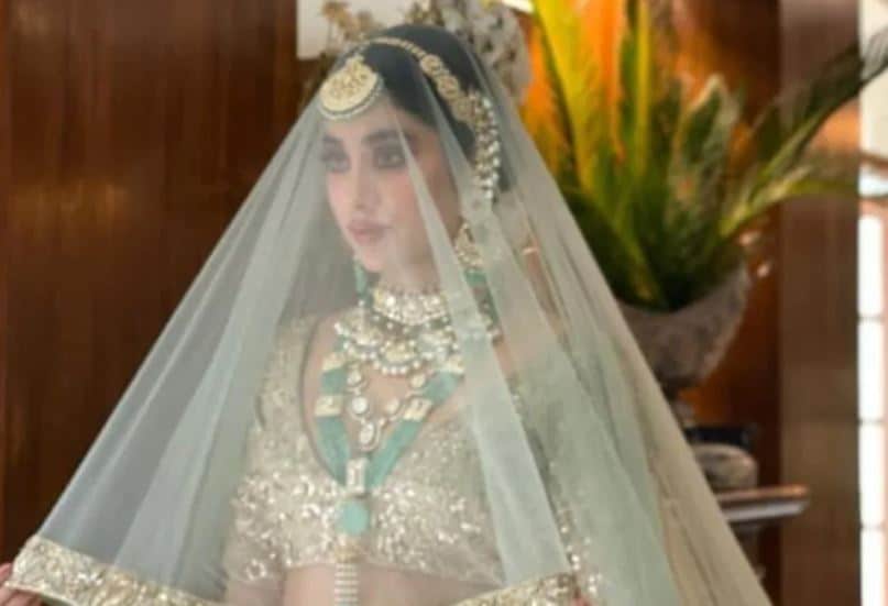 বিয়ের গসিপ রটতেই সত্যটা সামনে আনতে, মাঠে নেমে পড়লেন জাহ্নবী ৷ তিনি স্পষ্ট বললেন, ‘সত্যি বিয়ে নয়, মণীষ মালহোত্রার ব্রাইডাল পোশাকের সঙ্গে এবার যুক্ত হলাম আমি ৷ আর তাই তো সুন্দর করে সেজে উঠেছি ৷’ বিয়ের গসিপ রটতেই সত্যটা সামনে আনতে, মাঠে নেমে পড়লেন জাহ্নবী ৷ তিনি স্পষ্ট বললেন, ‘সত্যি বিয়ে নয়, মণীষ মালহোত্রার ব্রাইডাল পোশাকের সঙ্গে এবার যুক্ত হলাম আমি ৷ আর তাই তো সুন্দর করে সেজে উঠেছি ৷’