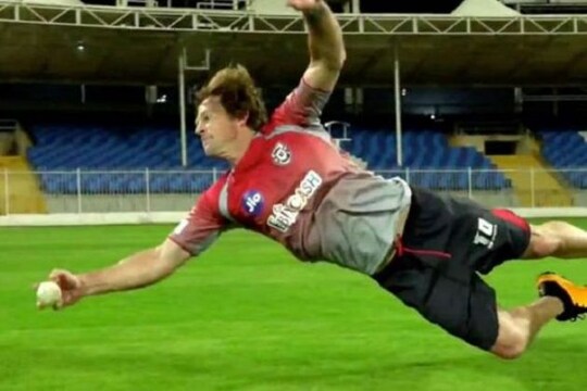 এক হাতে সেই অসাধারণ ক্যাচ৷ Photo-Twitter/KXIP