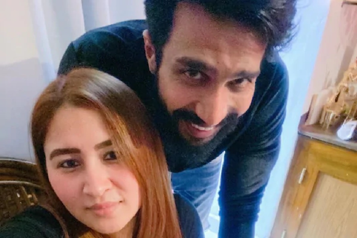জ্বলা এবং বিষ্ণুর দু' জনেরই এটা দ্বিতীয় বিয়ে৷ এর আগে ব্যাডমিন্টন খেলোয়াড় চেতন আনন্দকে বিয়ে করেছিলেন জ্বালা৷ কিন্তু ২০১১ সালে সেই বিয়ে ভেঙে যায়৷ তামিল সিনেমার অভিনেতা কে নটরাজের মেয়ে রজনীর বিষ্ণুর বিয়েও ২০১৮ সালে ভেঙে যায়৷ তাঁদের ছেলে আরইয়ান এখন বিষ্ণুর কাছেই থাকে৷Photo- Instagram জ্বলা এবং বিষ্ণুর দু' জনেরই এটা দ্বিতীয় বিয়ে৷ এর আগে ব্যাডমিন্টন খেলোয়াড় চেতন আনন্দকে বিয়ে করেছিলেন জ্বালা৷ কিন্তু ২০১১ সালে সেই বিয়ে ভেঙে যায়৷ তামিল সিনেমার অভিনেতা কে নটরাজের মেয়ে রজনীর বিষ্ণুর বিয়েও ২০১৮ সালে ভেঙে যায়৷ তাঁদের ছেলে আরইয়ান এখন বিষ্ণুর কাছেই থাকে৷Photo- Instagram