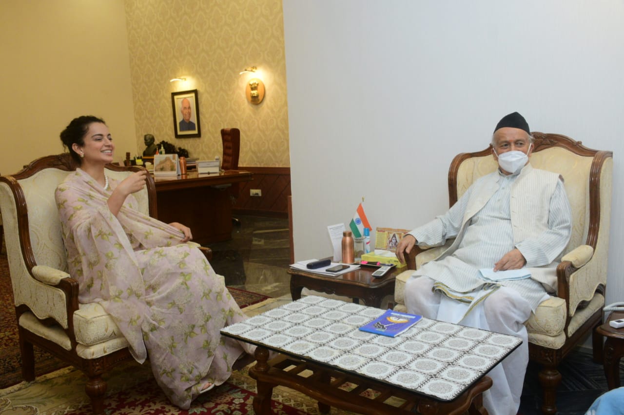 ঘটনার জল এতদূর গড়ায় যে তড়িঘড়ি মোদি সরকার ‘ওয়াই’ ক্যাটাগরির সিকিউরিটির ব্যবস্থা করে বলিউডের কুইনের জন্য ৷ বুধবার ৯ সেপ্টেম্বর কঙ্গনা মুম্বইয়ে আসেন ৷ সেদিনই বৃহন্মুম্বই মিউনিসিপ্যাল কর্পোরেশন (বিএমসি) অভিনেত্রীর অফিসে বেআইনি নির্মাণ ভেঙে দেয় ৷ বম্বে হাইকোর্টের নির্দেশে সেই কাজ মাঝপথে বন্ধ হলেও শিবসেনা ও কঙ্গনার সংঘাত থামার নামই নিচ্ছে না ৷ ঘটনার জল এতদূর গড়ায় যে তড়িঘড়ি মোদি সরকার ‘ওয়াই’ ক্যাটাগরির সিকিউরিটির ব্যবস্থা করে বলিউডের কুইনের জন্য ৷ বুধবার ৯ সেপ্টেম্বর কঙ্গনা মুম্বইয়ে আসেন ৷ সেদিনই বৃহন্মুম্বই মিউনিসিপ্যাল কর্পোরেশন (বিএমসি) অভিনেত্রীর অফিসে বেআইনি নির্মাণ ভেঙে দেয় ৷ বম্বে হাইকোর্টের নির্দেশে সেই কাজ মাঝপথে বন্ধ হলেও শিবসেনা ও কঙ্গনার সংঘাত থামার নামই নিচ্ছে না ৷