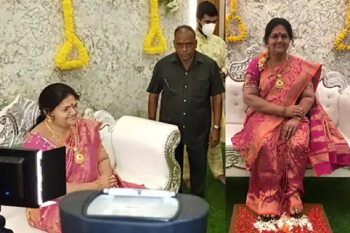 কিছুদিন আগে কর্ণাটকের এক ব্যবসায়ীও নিজের মৃত স্ত্রীর মূর্তি বসিয়েছিলেন বাড়িতে৷ সেই ঘটনার কথাজানার পরই নিজের স্ত্রীরও মূর্তি বসানোর সিদ্ধান্ত নেন সেতুরমন৷Photo-ANI কিছুদিন আগে কর্ণাটকের এক ব্যবসায়ীও নিজের মৃত স্ত্রীর মূর্তি বসিয়েছিলেন বাড়িতে৷ সেই ঘটনার কথাজানার পরই নিজের স্ত্রীরও মূর্তি বসানোর সিদ্ধান্ত নেন সেতুরমন৷Photo-ANI
