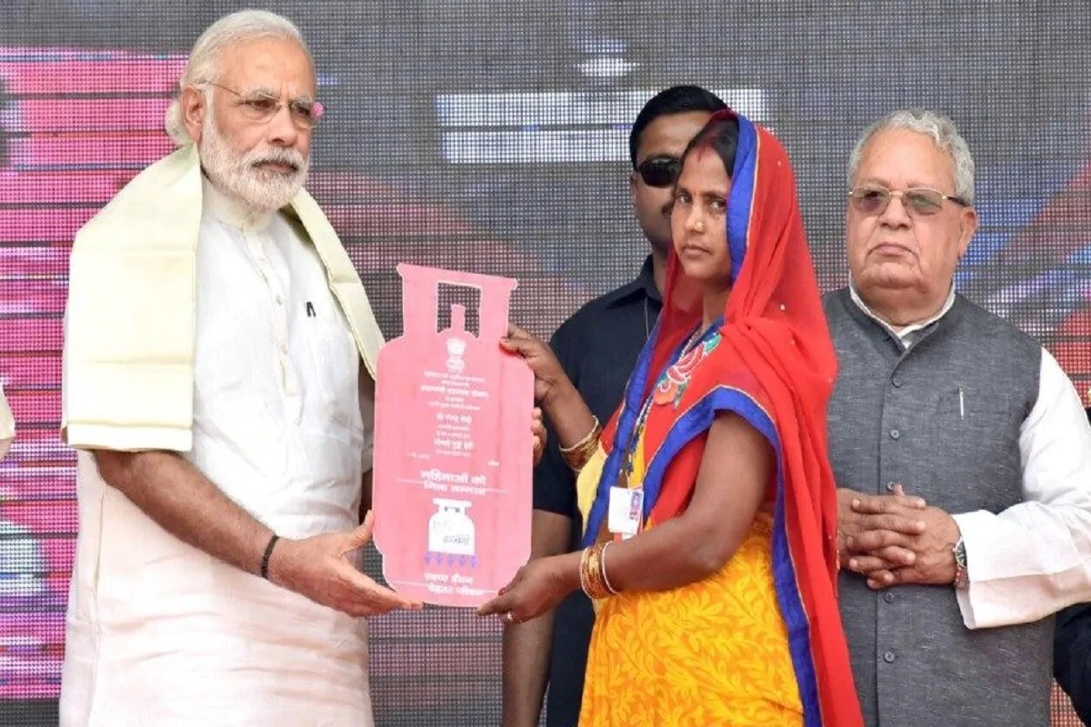 কেন্দ্র সরকারের পেট্রোলিয়াম ও প্রাকৃতিক গ্যাস মন্ত্রক এই যোজনার দায়িত্ব রয়েছে ৷ মহিলাদের সুবিধার্থের কথা মাথায় রেখেই এই যোজনা তৈরি করা হয়েছে ৷ এর মূল উদ্দেশ্য হচ্ছে গরিব পরিবারের মহিলাদের বিনামূল্যে গ্যাস কানেকশন দেওয়া ৷ এই যোজনার জন্য আবেদন করা বেশ সহজ ৷ আবেদনের জন্য আপনাকে কেবল বেশ কিছু ডকুমেন্টস জমা দিতে হবে ৷ কিন্তু আপনার কাছে একদিনের সময় রয়েছে ৷ কেন্দ্র সরকারের পেট্রোলিয়াম ও প্রাকৃতিক গ্যাস মন্ত্রক এই যোজনার দায়িত্ব রয়েছে ৷ মহিলাদের সুবিধার্থের কথা মাথায় রেখেই এই যোজনা তৈরি করা হয়েছে ৷ এর মূল উদ্দেশ্য হচ্ছে গরিব পরিবারের মহিলাদের বিনামূল্যে গ্যাস কানেকশন দেওয়া ৷ এই যোজনার জন্য আবেদন করা বেশ সহজ ৷ আবেদনের জন্য আপনাকে কেবল বেশ কিছু ডকুমেন্টস জমা দিতে হবে ৷ কিন্তু আপনার কাছে একদিনের সময় রয়েছে ৷