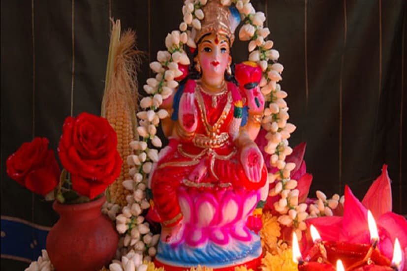 যেমন মা লক্ষ্মীর পুজোর দিনে কখনই আওয়াজ করা উচিৎ নয়, মা লক্ষ্মীর পুজোয় শুধুমাত্র ঘণ্টা বাজানো উচিৎ কাঁসর মোটেও নয় ৷ প্রচলিত আছে লক্ষ্মীপুজোর দিন বেশি আওয়াজ করলে মা লক্ষ্মী বাড়ি ছেড়ে পালিয়ে যান ৷ তাই শান্ত ও স্নিগ্ধ পরিবেশে মায়ের আরাধনা করলে সুফল পাওয়া যায় ৷