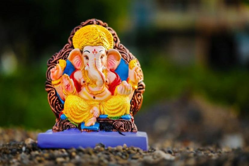 সাধারণ ভাবে শুক্লপক্ষের গণেশ চতুর্থীতে চাঁদ দেখা বারণ। কেন না, এক পুরাণ মতে চাঁদের জন্যই একদন্ত হয়েছিলেন গজানন। ব্রহ্মবৈবর্ত পুরাণের গণেশ খণ্ড বলে, একদা শুক্লপক্ষের চতুর্থী তিথিতেই গণেশ কুবেরের ভবন থেকে একটু বেশিই ভোজ খেয়ে মূষিক বাহনে চড়ে ফিরছিলেন কৈলাসে। পথে একটা সাপ তাঁর সামনে দিয়ে রাস্তা পেরিয়ে গেলে বাহনটি ভয় পেয়ে এক দৌড় দেয় গণেশকে পিঠ থেকে ফেলে দিয়ে! 