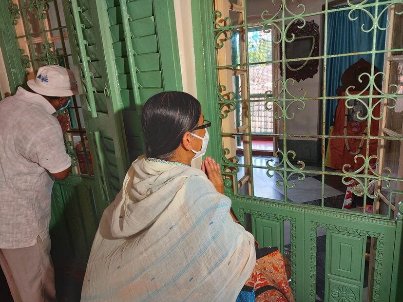 অন্যদিকে, বৃহস্পতিবার থেকেই সারদা মায়ের বাড়ি খুলে দেওয়ায় খুশি দর্শনার্থী ও ভক্তরা। এদিন একদিকে মহিলা এবং অন্যদিকে বিশ্বকর্মা পুজো থাকায় অনেকেই তর্পণ শেষ করে মায়ের বাড়ি দর্শন করে বাড়ি ফিরে যান। আবার অনেকেই দূরদূরান্ত থেকে খবর পেয়ে এদিন প্রণাম করতে চলে আসেন। তথ্য ও ছবি- সোমরাজ বন্দ্যোপাধ্যায়