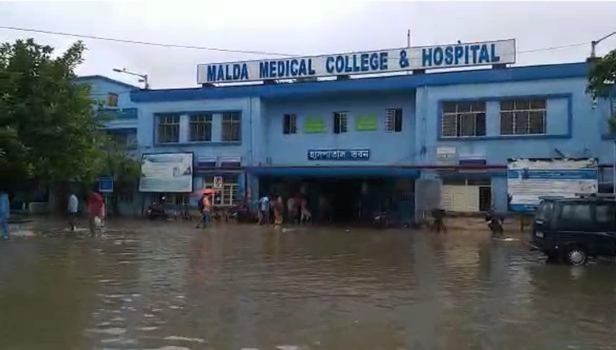 কোথাও হাঁটু সমান, কোথাও আরও বেশি জল দাঁড়িয়ে যায়। ফলে খুব জরুরি না হলে আর কেউই বাড়ি থেকে বের হননি। সবচেয়ে খারাপ পরিস্থিতি মালদহের ইংরেজবাজার পৌরসভার ৩ নম্বর ওয়ার্ডের মালঞ্চপল্লী এলাকায়। কোথাও হাঁটু সমান, কোথাও আরও বেশি জল দাঁড়িয়ে যায়। ফলে খুব জরুরি না হলে আর কেউই বাড়ি থেকে বের হননি। সবচেয়ে খারাপ পরিস্থিতি মালদহের ইংরেজবাজার পৌরসভার ৩ নম্বর ওয়ার্ডের মালঞ্চপল্লী এলাকায়।