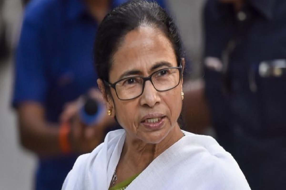 প্রতি বছরই হরিশ চ্যাটার্জী স্ট্রিটে নিজের বাড়িতে দলের বেশ কয়েকজন নেতাকে ভাইফোঁটা দেন মুখ্যমন্ত্রী মমতা বন্দ্যোপাধ্যায়৷ থাকেন তাঁর ঘনিষ্ঠ বৃত্তের হাতেগোণা কয়েকজনও৷ কিন্তু করোনা অতিমারির মধ্যে পারস্পরিক দূরত্ব বজায় রাখতে সেই অনুষ্ঠানই এ বছরের মতো বাতিল করে দিয়েছেন মুখ্যমন্ত্রী৷PHOTO- FILE প্রতি বছরই হরিশ চ্যাটার্জী স্ট্রিটে নিজের বাড়িতে দলের বেশ কয়েকজন নেতাকে ভাইফোঁটা দেন মুখ্যমন্ত্রী মমতা বন্দ্যোপাধ্যায়৷ থাকেন তাঁর ঘনিষ্ঠ বৃত্তের হাতেগোণা কয়েকজনও৷ কিন্তু করোনা অতিমারির মধ্যে পারস্পরিক দূরত্ব বজায় রাখতে সেই অনুষ্ঠানই এ বছরের মতো বাতিল করে দিয়েছেন মুখ্যমন্ত্রী৷PHOTO- FILE
