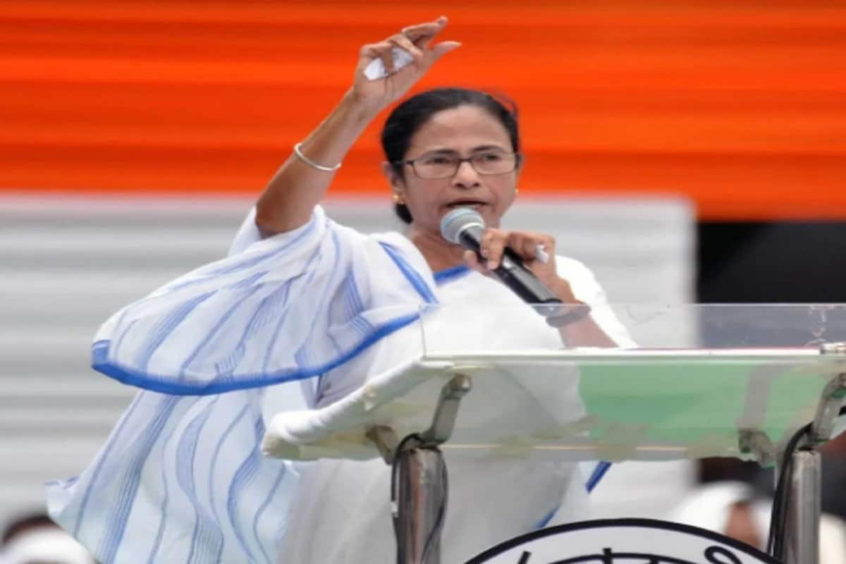 কে পালাল খেয়ে ? কার মেয়ের চিকিৎসা হল না বলে হাল ধরতে বাধ্য হলেন খোদ রাজ্যের মুখ্যমন্ত্রী? মুখ্যমন্ত্রীর রোষের মুখে কে, তা বুঝতে হলে রিওয়াইন্ড করতে হবে চলতি মাসের ৫ তারিখে। কী ঘটেছিল ৫ই নভেম্বর ?রাজ্যের বিধানসভা নির্বাচনকে পাখির চোখ করে, এই ৫ তারিখই বাঁকুড়ায় ভোট প্রচারে এসেছিলেন অমিত শাহ।সেদিন অমিত শাহ মধ্যাহ্নভোজ সারেন বাঁকুড়ার এক আদিবাসী পরিবার, বিভীষণ হাজরার বাড়িতে। আশ্বাস দেন বিভীষণ হাজরার মেয়ের চিকিৎসার ভার নেবে বিজেপি। চিকিৎসা হবে এইমস-এ। আর তার পর থেকেই সুর চড়িয়েছে রাজ্যের শাসক দল। কে পালাল খেয়ে ? কার মেয়ের চিকিৎসা হল না বলে হাল ধরতে বাধ্য হলেন খোদ রাজ্যের মুখ্যমন্ত্রী? মুখ্যমন্ত্রীর রোষের মুখে কে, তা বুঝতে হলে রিওয়াইন্ড করতে হবে চলতি মাসের ৫ তারিখে। কী ঘটেছিল ৫ই নভেম্বর ?রাজ্যের বিধানসভা নির্বাচনকে পাখির চোখ করে, এই ৫ তারিখই বাঁকুড়ায় ভোট প্রচারে এসেছিলেন অমিত শাহ।সেদিন অমিত শাহ মধ্যাহ্নভোজ সারেন বাঁকুড়ার এক আদিবাসী পরিবার, বিভীষণ হাজরার বাড়িতে। আশ্বাস দেন বিভীষণ হাজরার মেয়ের চিকিৎসার ভার নেবে বিজেপি। চিকিৎসা হবে এইমস-এ। আর তার পর থেকেই সুর চড়িয়েছে রাজ্যের শাসক দল।