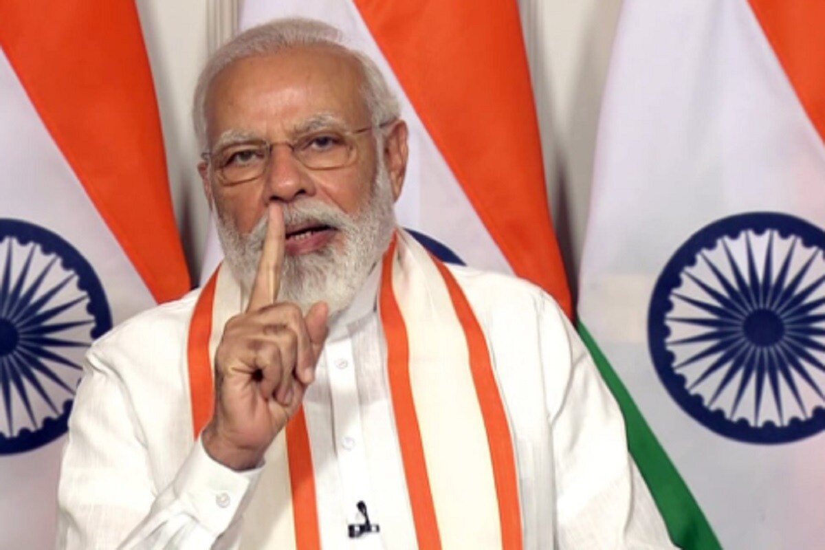 প্রধানমন্ত্রী বলেন, 'মেয়েদের বিয়ের আদর্শ বয়স কত হওয়া উচিত তা নিয়ে খুব গুরুত্বপূর্ণ আলোচনা চলছে৷' এ বছর স্বাধীনতা দিবসে বক্তব্য রাখার সময়ই প্রধানমন্ত্রী জানিয়েছিলেন, মেয়েদের সঠিক বিয়ের ন্যূনতম বয়স কত হওয়া উচিত তা পর্যালোচনা করে দেখছে সরকার এবং এ বিষয়ে একটি কমিটি গঠিত হয়েছে৷ প্রধানমন্ত্রী বলেন, 'মেয়েদের বিয়ের আদর্শ বয়স কত হওয়া উচিত তা নিয়ে খুব গুরুত্বপূর্ণ আলোচনা চলছে৷' এ বছর স্বাধীনতা দিবসে বক্তব্য রাখার সময়ই প্রধানমন্ত্রী জানিয়েছিলেন, মেয়েদের সঠিক বিয়ের ন্যূনতম বয়স কত হওয়া উচিত তা পর্যালোচনা করে দেখছে সরকার এবং এ বিষয়ে একটি কমিটি গঠিত হয়েছে৷