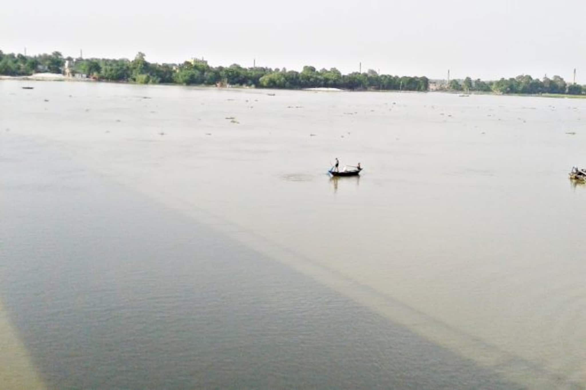 হু হু করে বাড়ছে মহানন্দার জল ! মালদহের একাধিক ওয়ার্ড জলের তলায় ! গৃহহীন মানুষ !