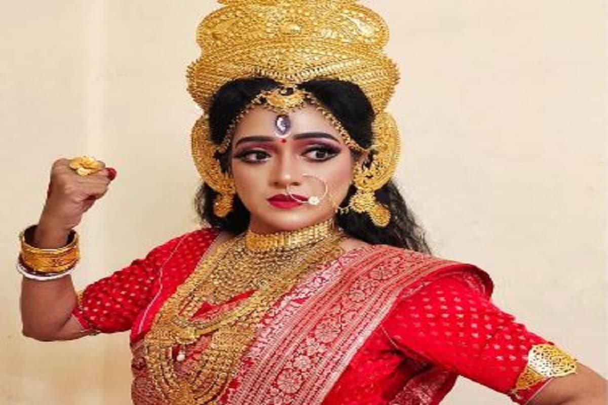 মহালয়া এসে যাওয়া মানে পুজো এল ৷ মহালয়া মানেই শিউলির গন্ধে, আকাশ জুড়ে সাদা মেঘ, ঝকঝকে রোদ ৷ মন ভরে শান্তি আর মায়ের কাছে একটাই চাওয়া ৷ সবাইকে ভাল রেখো ৷ করোনা আবহে মা দুর্গার আগমণ যেন এই সুস্থ থাকার প্রার্থনাকে আরও শক্তি দিতে চলেছে ৷ আর তাই তো প্রথমবার দুর্গা সেজে মৌবনিও চান করোনার নাশ হোক ! মহালয়া এসে যাওয়া মানে পুজো এল ৷ মহালয়া মানেই শিউলির গন্ধে, আকাশ জুড়ে সাদা মেঘ, ঝকঝকে রোদ ৷ মন ভরে শান্তি আর মায়ের কাছে একটাই চাওয়া ৷ সবাইকে ভাল রেখো ৷ করোনা আবহে মা দুর্গার আগমণ যেন এই সুস্থ থাকার প্রার্থনাকে আরও শক্তি দিতে চলেছে ৷ আর তাই তো প্রথমবার দুর্গা সেজে মৌবনিও চান করোনার নাশ হোক !