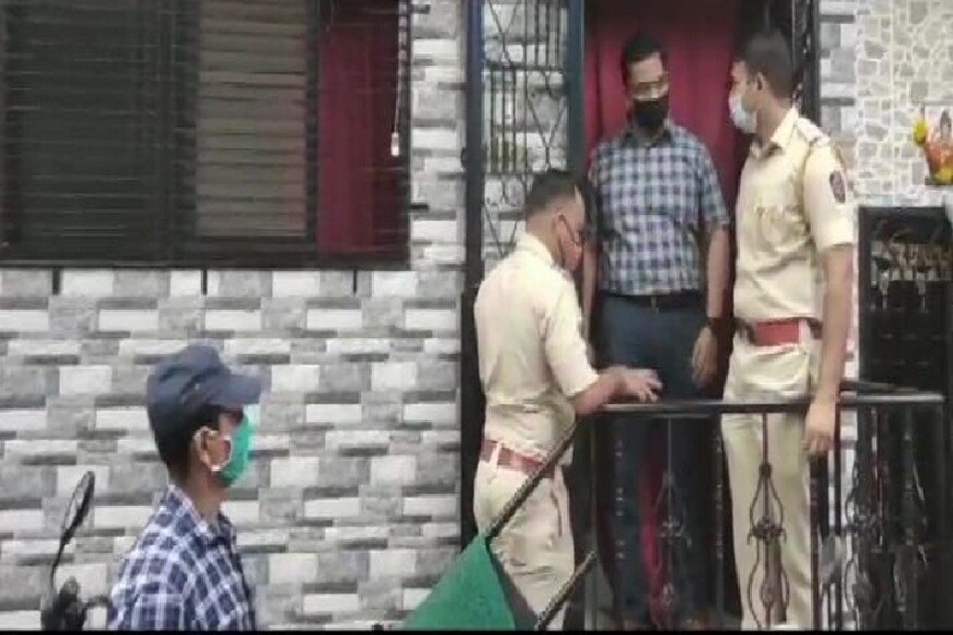 সূত্রের খবর, সুশান্ত মৃত্যু মামলার তদন্তে নামার পর গত কয়েকদিনে যে কয়েকজন মাদক কারবারীকে এনসিবি গ্রেফতার করেছে, তাদের জেরা করে রিয়ার ভাই শৌভিকের নাম উঠে এসেছে৷ সুশান্তের মৃত্যুর সঙ্গে জড়িত কিছু পাওয়া যায় কিনা, সেই লক্ষ্যেই এ দিন অভিযান চালানো হয় বলে খবর৷ সূত্রের খবর, সুশান্ত মৃত্যু মামলার তদন্তে নামার পর গত কয়েকদিনে যে কয়েকজন মাদক কারবারীকে এনসিবি গ্রেফতার করেছে, তাদের জেরা করে রিয়ার ভাই শৌভিকের নাম উঠে এসেছে৷ সুশান্তের মৃত্যুর সঙ্গে জড়িত কিছু পাওয়া যায় কিনা, সেই লক্ষ্যেই এ দিন অভিযান চালানো হয় বলে খবর৷