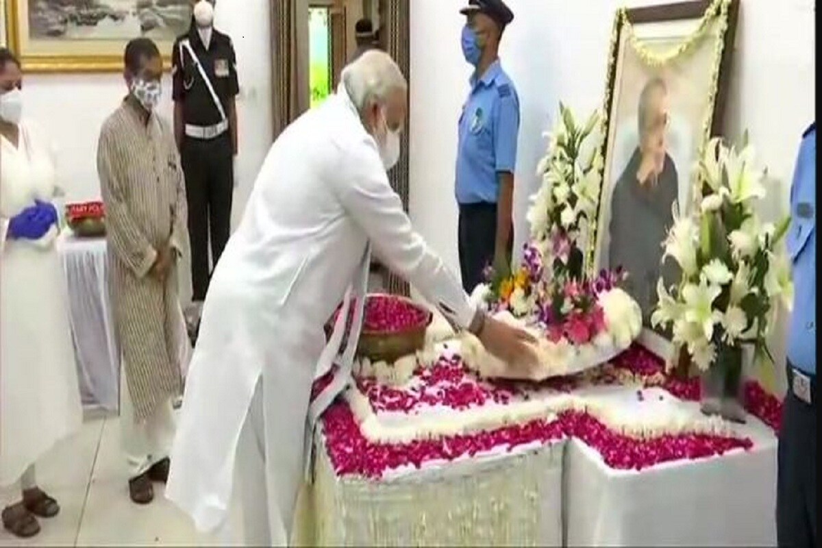দিল্লিতে ১০ নম্বর রাজাজি মার্গের বাসভবনে গিয়ে প্রণব মুখোপাধ্যায়কে শেষ শ্রদ্ধা জানান প্রধানমন্ত্রী৷Photo-ANI দিল্লিতে ১০ নম্বর রাজাজি মার্গের বাসভবনে গিয়ে প্রণব মুখোপাধ্যায়কে শেষ শ্রদ্ধা জানান প্রধানমন্ত্রী৷Photo-ANI