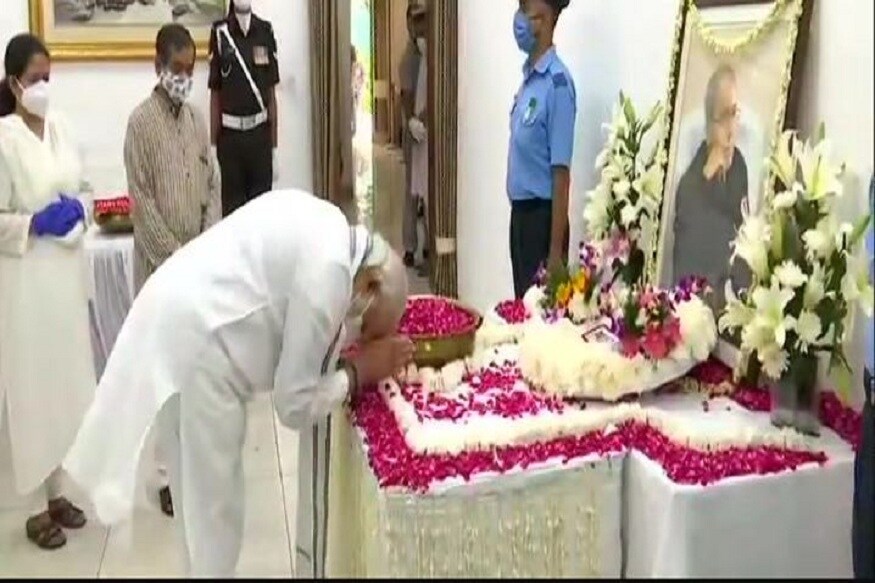 প্রয়াত প্রাক্তন রাষ্ট্রপতি প্রণব মুখোপাধ্যায়কে শেষ শ্রদ্ধাজ্ঞাপন করলেন প্রধানমন্ত্রী নরেন্দ্র মোদি৷ Photo-ANI প্রয়াত প্রাক্তন রাষ্ট্রপতি প্রণব মুখোপাধ্যায়কে শেষ শ্রদ্ধাজ্ঞাপন করলেন প্রধানমন্ত্রী নরেন্দ্র মোদি৷ Photo-ANI