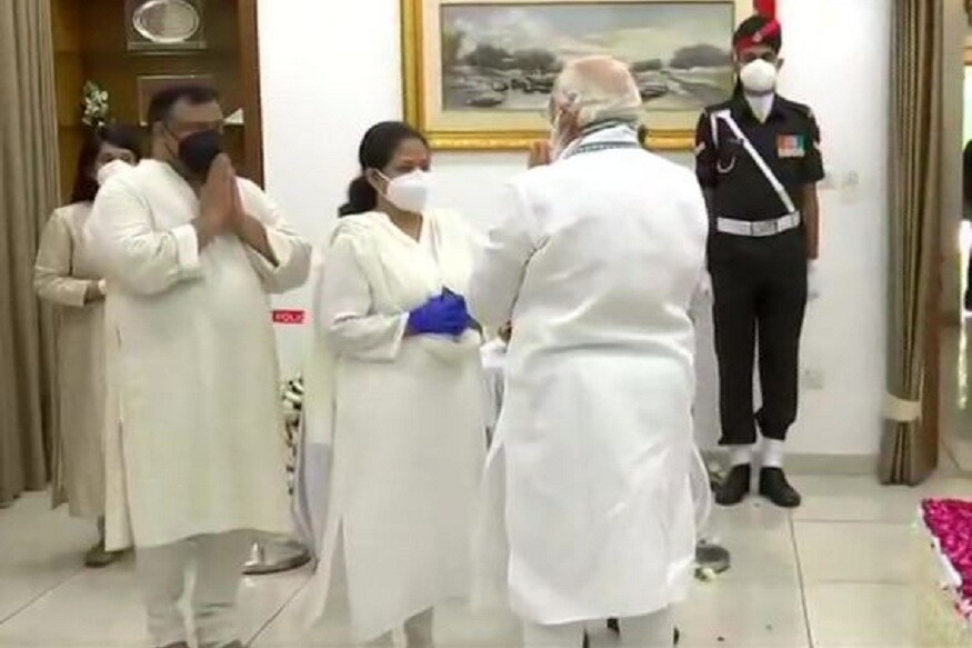 শ্রদ্ধাজ্ঞাপনের পর প্রয়াত প্রাক্তন রাষ্ট্রপতির পরিবারের সদস্যদের সঙ্গে কথা বলে সমবেদনা জানান নরেন্দ্র মোদি৷Photo-ANI শ্রদ্ধাজ্ঞাপনের পর প্রয়াত প্রাক্তন রাষ্ট্রপতির পরিবারের সদস্যদের সঙ্গে কথা বলে সমবেদনা জানান নরেন্দ্র মোদি৷Photo-ANI