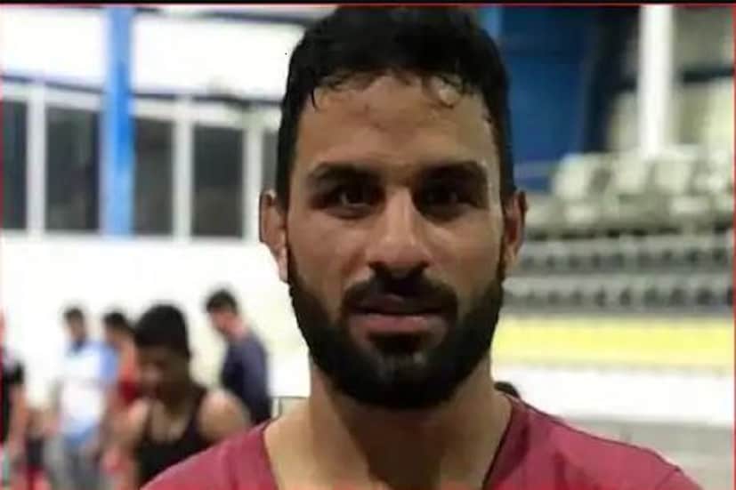 নাভিদ আফকরির বিরুদ্ধে জল দফতরের এক সরকারি কর্মী হোসেন টর্কম্যানকে খুনের অভিযোগ ছিল৷   যদিও বিচার প্রক্রিয়া নিয়েই আন্তর্জাতিক মহলে প্রশ্ন উঠেছিল৷ অভিযোগ, অত্যাচারের পর জোর করিয়ে ওই   কুস্তিগীরকে দিয়ে খুনের স্বীকারোক্তি করিয়ে তা দেশের সরকারি টেলিভিশন চ্যানেলে প্রচার করা হয়৷ সেই   জবানবন্দির ভিত্তিতেই তাঁকে ফাঁসির আদেশ দেয় ইরানের আদালত৷ Photo-File