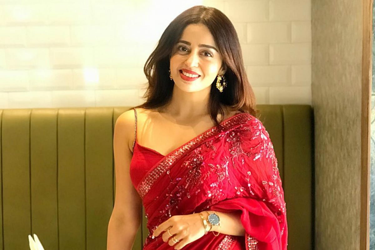 এতদিন ধরে এই জনপ্রিয় শোয়ে অনিতা ভাবী অর্থাৎ ‘গোরি মেম’ -এর চরিত্রে অভিনয় করতেন সৌম্য ট্যান্ডন ৷ তিনি শো ছাড়ার সিদ্ধান্ত নেওয়ায় অফার যায় নেহা পানডসের কাছে ৷ এতদিন ধরে এই জনপ্রিয় শোয়ে অনিতা ভাবী অর্থাৎ ‘গোরি মেম’ -এর চরিত্রে অভিনয় করতেন সৌম্য ট্যান্ডন ৷ তিনি শো ছাড়ার সিদ্ধান্ত নেওয়ায় অফার যায় নেহা পানডসের কাছে ৷