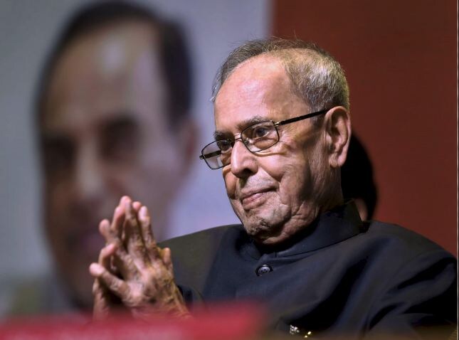সাংসদ হিসেবে দিল্লিতে প্রণব মুখোপাধ্যায় যে বাংলোটি পেয়েছিলেন, সেটির ঠিকানা ছিল ১৩ নম্বরতালকাটোরা রোড৷ এই বাংলোটিকে অত্যন্ত শুভ বলে মানতেন প্রণব মুখোপাধ্যায় এবং তাঁর স্ত্রী শুভ্রামুখোপাধ্যায়৷ এই বাংলোতেই প্রায় ১৭ বছর ছিলেন৷ Photo-PTI সাংসদ হিসেবে দিল্লিতে প্রণব মুখোপাধ্যায় যে বাংলোটি পেয়েছিলেন, সেটির ঠিকানা ছিল ১৩ নম্বরতালকাটোরা রোড৷ এই বাংলোটিকে অত্যন্ত শুভ বলে মানতেন প্রণব মুখোপাধ্যায় এবং তাঁর স্ত্রী শুভ্রামুখোপাধ্যায়৷ এই বাংলোতেই প্রায় ১৭ বছর ছিলেন৷ Photo-PTI