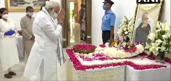 সোমবার প্রণব মুখোপাধ্যায়ের প্রয়াণের পরই শোকজ্ঞাপন করে প্রধানমন্ত্রী ট্যুইটারে লেখেন, 'দেশের উন্নয়নে তাঁর ভূমিকা চিরস্মরণীয় হয়ে থাকবে। তিনি ছিলেন সুপণ্ডিত ও রাজনৈতিক জগতের স্তম্ভস্বরূপ। রাজনৈতিক জগতে দলমত নির্বিশেষে ও সমাজের সর্বস্তরের মানুষের কাছ তিনি ছিলেন অত্যন্ত শ্রদ্ধেয় ব্যক্তি।'Photo-ANI সোমবার প্রণব মুখোপাধ্যায়ের প্রয়াণের পরই শোকজ্ঞাপন করে প্রধানমন্ত্রী ট্যুইটারে লেখেন, 'দেশের উন্নয়নে তাঁর ভূমিকা চিরস্মরণীয় হয়ে থাকবে। তিনি ছিলেন সুপণ্ডিত ও রাজনৈতিক জগতের স্তম্ভস্বরূপ। রাজনৈতিক জগতে দলমত নির্বিশেষে ও সমাজের সর্বস্তরের মানুষের কাছ তিনি ছিলেন অত্যন্ত শ্রদ্ধেয় ব্যক্তি।'Photo-ANI