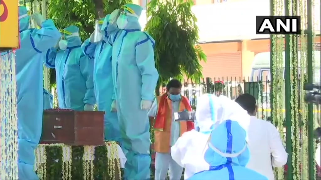 ২২ দিন টানা লড়াইয়ের পর সোমবার শেষ নিঃশ্বাস ত্যাগ করেন প্রণব মুখোপাধ্যায়। বিকেল ৫ টা ৪৬ মিনিট নাগাদ প্রণব পুত্রর ট্যুইট বার্তায় শোকের ছায়া নেমে আসে গোটা দেশে।গত ৫ অগাস্ট দিল্লির রাজাজি মার্গের বাড়িতে বাথরুমে পড়ে যান প্রাক্তন রাষ্ট্রপতি। মস্তিষ্কে অস্ত্রোপচারের পর তাঁর অবস্থার অবনতি হয়। দু'দিনের মধ্যে কোমায় চলে যান তিনি। ২২ দিন টানা লড়াইয়ের পর সোমবার শেষ নিঃশ্বাস ত্যাগ করেন প্রণব মুখোপাধ্যায়। বিকেল ৫ টা ৪৬ মিনিট নাগাদ প্রণব পুত্রর ট্যুইট বার্তায় শোকের ছায়া নেমে আসে গোটা দেশে।গত ৫ অগাস্ট দিল্লির রাজাজি মার্গের বাড়িতে বাথরুমে পড়ে যান প্রাক্তন রাষ্ট্রপতি। মস্তিষ্কে অস্ত্রোপচারের পর তাঁর অবস্থার অবনতি হয়। দু'দিনের মধ্যে কোমায় চলে যান তিনি।