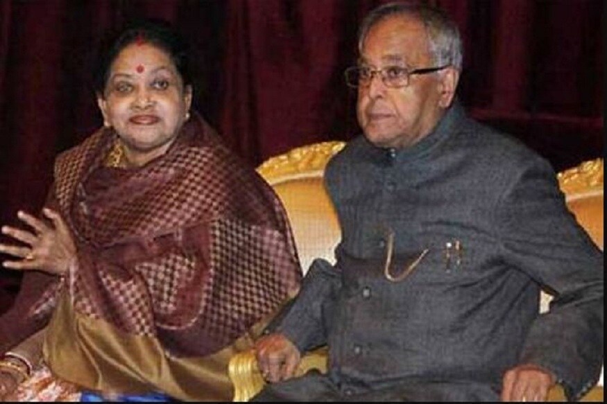 ১৩ নম্বর তালকাটোরা রোডের এই বাংলোটি ছিল টাইপ সেভেন বাংলো৷ কিন্তু ২০০৪ সালে পুনরায়কেন্দ্রীয় মন্ত্রী হওয়ার পর টাইপ এইট বাংলো বরাদ্দ হয় প্রণববাবুর জন্য৷ তা সত্ত্বেও ১৩ নম্বর তালকাটোরারোডের বাংলো ছেড়ে যাননি মুখোপাধ্যায় দম্পতি৷ তুলনামূলক ভাবে ছোট হলেও সেখানেই থেকে যানতাঁরা৷ এই সিদ্ধান্তের আর একটি কারণ অবশ্য ছিল, সংসারের যাবতীয় জিনিস নিয়ে নতুন বাংলোতে উঠে যাওয়ার ঝক্কি পছন্দ ছিল না শুভ্রা মুখোপাধ্যায়ের৷ ১৩ নম্বর তালকাটোরা রোডের এই বাংলোটি ছিল টাইপ সেভেন বাংলো৷ কিন্তু ২০০৪ সালে পুনরায়কেন্দ্রীয় মন্ত্রী হওয়ার পর টাইপ এইট বাংলো বরাদ্দ হয় প্রণববাবুর জন্য৷ তা সত্ত্বেও ১৩ নম্বর তালকাটোরারোডের বাংলো ছেড়ে যাননি মুখোপাধ্যায় দম্পতি৷ তুলনামূলক ভাবে ছোট হলেও সেখানেই থেকে যানতাঁরা৷ এই সিদ্ধান্তের আর একটি কারণ অবশ্য ছিল, সংসারের যাবতীয় জিনিস নিয়ে নতুন বাংলোতে উঠে যাওয়ার ঝক্কি পছন্দ ছিল না শুভ্রা মুখোপাধ্যায়ের৷