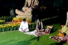 গান ধরলেন দোলা সেন, রাত নামলেও বিক্ষোভে সামিল সাসপেন্ড হওয়া ৮ সাংসদ