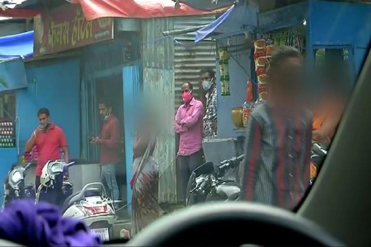 পুণের বুধওয়ার পেট এলাকায় প্রায় ৩০০০ যৌনকর্মী বসবাস করেন৷ শরীর বেচেই উপার্জন করতে হয়তাঁদের৷ গোটা দেশের মধ্যে পুণেতে করোনা সংক্রমণ ভয়াবহ আকার নিয়েছে৷ শুধুমাত্র এই শহরেই ১ লক্ষ৮০ হাজার মানুষ করোনা আক্রান্ত হয়েছেন৷ তার প্রভাব পড়েছে যৌনকর্মীদের জীবনযাপনের উপরেও৷লকডাউন পর্বে প্রায় সবারই উপার্জন বন্ধ হয়ে গিয়েছিল৷Photo Source- Collected পুণের বুধওয়ার পেট এলাকায় প্রায় ৩০০০ যৌনকর্মী বসবাস করেন৷ শরীর বেচেই উপার্জন করতে হয়তাঁদের৷ গোটা দেশের মধ্যে পুণেতে করোনা সংক্রমণ ভয়াবহ আকার নিয়েছে৷ শুধুমাত্র এই শহরেই ১ লক্ষ৮০ হাজার মানুষ করোনা আক্রান্ত হয়েছেন৷ তার প্রভাব পড়েছে যৌনকর্মীদের জীবনযাপনের উপরেও৷লকডাউন পর্বে প্রায় সবারই উপার্জন বন্ধ হয়ে গিয়েছিল৷Photo Source- Collected