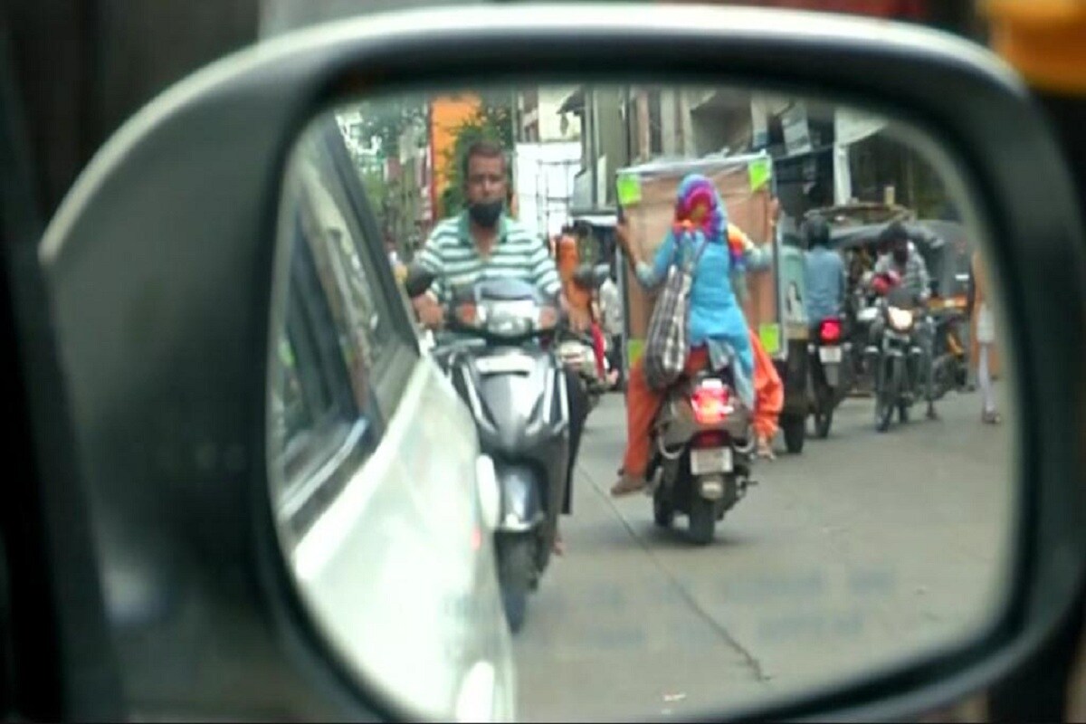 যদিও শেষ চারমাসে পুণের এই যৌনপল্লির একজন বাসিন্দাও করোনা আক্রান্ত হননি৷ কিন্তু শেষ কয়েকদিনেপ্রায় চল্লিশ জন আক্রান্তের খোঁজ মিলেছে এখানে৷ তবে আপাতত মাত্র ১৫ জন করোনা আক্রান্ত রয়েছেনপুণের এই যৌনপল্লিতে৷ এখনও একজনেরও মৃত্যু হয়নি৷Photo Source- Collected যদিও শেষ চারমাসে পুণের এই যৌনপল্লির একজন বাসিন্দাও করোনা আক্রান্ত হননি৷ কিন্তু শেষ কয়েকদিনেপ্রায় চল্লিশ জন আক্রান্তের খোঁজ মিলেছে এখানে৷ তবে আপাতত মাত্র ১৫ জন করোনা আক্রান্ত রয়েছেনপুণের এই যৌনপল্লিতে৷ এখনও একজনেরও মৃত্যু হয়নি৷Photo Source- Collected
