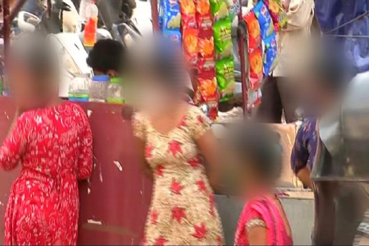 লকডাউন শুরু হওয়ার পর থেকেই পুণের এই যৌনপল্লিতে বাইরের কাউকে ঢুকতে দেওয়া হয়নি৷ পুলিশিপ্রহরারও ব্যবস্থা করা হয়৷ এখনও এই এলাকার বাসিন্দাদের মধ্যে সংক্রমণ ছড়িয়ে পড়া রুখতে প্রশাসনেরপাশাপাশি বিভিন্ন স্বেচ্ছাসেবী সংস্থা সংস্থা উদ্যোগী হয়েছে৷ এবার ফের পেশায় ফেরার অনুমতি পাওয়ায়ধীরে ধীরে তার প্রস্তুতি নিচ্ছেন যৌনকর্মীরা৷Photo Source- Collected লকডাউন শুরু হওয়ার পর থেকেই পুণের এই যৌনপল্লিতে বাইরের কাউকে ঢুকতে দেওয়া হয়নি৷ পুলিশিপ্রহরারও ব্যবস্থা করা হয়৷ এখনও এই এলাকার বাসিন্দাদের মধ্যে সংক্রমণ ছড়িয়ে পড়া রুখতে প্রশাসনেরপাশাপাশি বিভিন্ন স্বেচ্ছাসেবী সংস্থা সংস্থা উদ্যোগী হয়েছে৷ এবার ফের পেশায় ফেরার অনুমতি পাওয়ায়ধীরে ধীরে তার প্রস্তুতি নিচ্ছেন যৌনকর্মীরা৷Photo Source- Collected