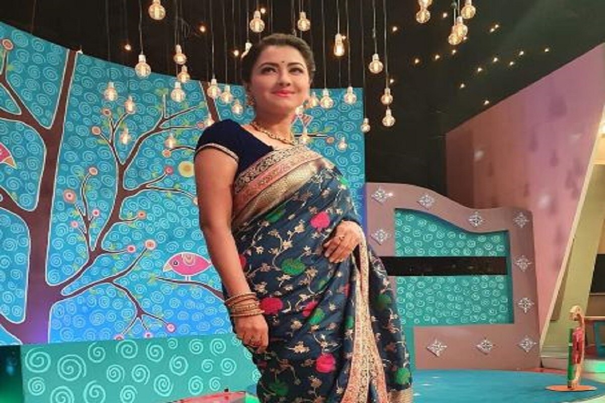 রচনা বন্দ্যোপাধ্যায়। অভিনয় এর পর সঞ্চালনাতেও সম্মোহিত করে রেখেছেন দর্শককে। সম্প্রতি জনপ্রিয় রিয়ালিটি শো এর 10 বছর পূর্তিতে খোশমেজাজেই পাওয়া গেল বাংলার প্রিয় দিদিকে। রচনা বন্দ্যোপাধ্যায়। অভিনয় এর পর সঞ্চালনাতেও সম্মোহিত করে রেখেছেন দর্শককে। সম্প্রতি জনপ্রিয় রিয়ালিটি শো এর 10 বছর পূর্তিতে খোশমেজাজেই পাওয়া গেল বাংলার প্রিয় দিদিকে।