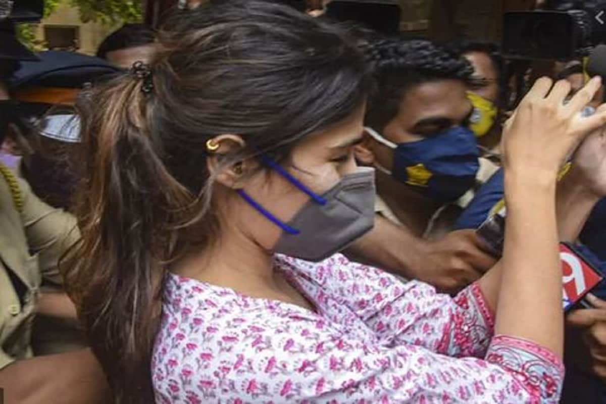 রবিবার টানা ৬ ঘণ্টা রিয়াকে জেরা করে এনসিবি। জেরায় রিয়ার দাবি, সুশান্ত চড়শের নেশা করতেন। তিনিই রিয়াকে বলেছিলেন, শৌভিক ও স্যামুয়েলের থেকে চড়শ জোগাড় করার ব্যবস্থা করতে। রিয়ার বক্তব্য, সুশান্ত জানতেন, শৌভিক এবং স্যামুয়েলের পরিচিত কিছু লোকজন রয়েছেন, যাঁরা তাঁর জন্য মাদক সরবারহ করতে পারবেন। জেরায় রিয়া এও স্বীকার করেন, তিনি সুশান্তের জন্য দু-একবার মাদকের ব্যবস্থা করেছেন। রিয়ার দাবি, স্যামুয়েলের থেকে সরাসরিও মাদক নিতেন সুশান্ত। তবে, শৌভিক মাদক সেবন করেন কিনা, সে বিষয়ে তাঁর কিছু জানা নেই! রিয়া এও জানান, চড়শ ছাড়া অন্য কোনও মাদক সেবন করতেন না সুশান্ত! রবিবার টানা ৬ ঘণ্টা রিয়াকে জেরা করে এনসিবি। জেরায় রিয়ার দাবি, সুশান্ত চড়শের নেশা করতেন। তিনিই রিয়াকে বলেছিলেন, শৌভিক ও স্যামুয়েলের থেকে চড়শ জোগাড় করার ব্যবস্থা করতে। রিয়ার বক্তব্য, সুশান্ত জানতেন, শৌভিক এবং স্যামুয়েলের পরিচিত কিছু লোকজন রয়েছেন, যাঁরা তাঁর জন্য মাদক সরবারহ করতে পারবেন। জেরায় রিয়া এও স্বীকার করেন, তিনি সুশান্তের জন্য দু-একবার মাদকের ব্যবস্থা করেছেন। রিয়ার দাবি, স্যামুয়েলের থেকে সরাসরিও মাদক নিতেন সুশান্ত। তবে, শৌভিক মাদক সেবন করেন কিনা, সে বিষয়ে তাঁর কিছু জানা নেই! রিয়া এও জানান, চড়শ ছাড়া অন্য কোনও মাদক সেবন করতেন না সুশান্ত!