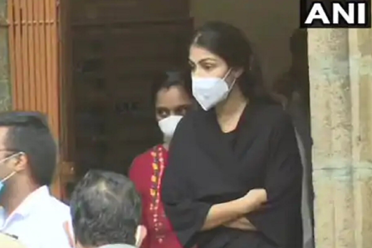 রিয়ার জন্যে আদালতের নির্দেশ, মুম্বই ছাড়তে গেলেও তদন্তকারীদের অনুমতি নিতে হবে। কোনও ভাবেই বিদেশ যাওয়া চলবে না। দশ দিন বাদে হাজিরা দিতে হবে থানায়। রিয়ার জন্যে আদালতের নির্দেশ, মুম্বই ছাড়তে গেলেও তদন্তকারীদের অনুমতি নিতে হবে। কোনও ভাবেই বিদেশ যাওয়া চলবে না। দশ দিন বাদে হাজিরা দিতে হবে থানায়।