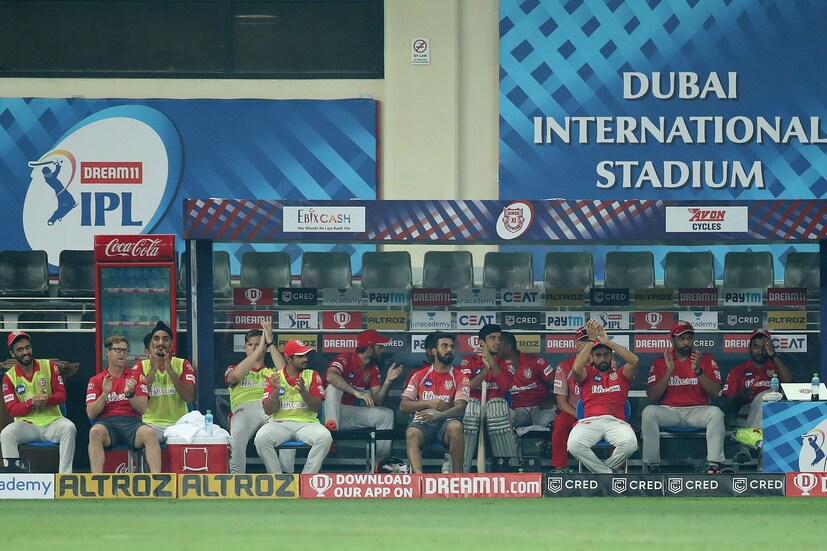 এখন প্রশ্ন সবার একটাই ৷ যে ময়াঙ্ক এত ভাল ছন্দে ছিলেন ৷ তাঁকে না নামিয়ে সুপার ওভারে হঠাৎ নিকোলাস পুরাণ কেন ? এর জন্য সবার রাগই গিয়ে পড়েছে কিংস ইলেভেন পঞ্জাবের কোচ অনিল কুম্বলের উপরে ৷ সুপার ওভারের মতো ‘ডু অর ডাই’ অবস্থায় কিংস ইলেভেন ম্যানেজমেন্টের এমন অদ্ভূত সিদ্ধান্ত মেনে নিতে পারছেন না কেউই ৷ Photo Courtesy: IPLT20.com/BCCI