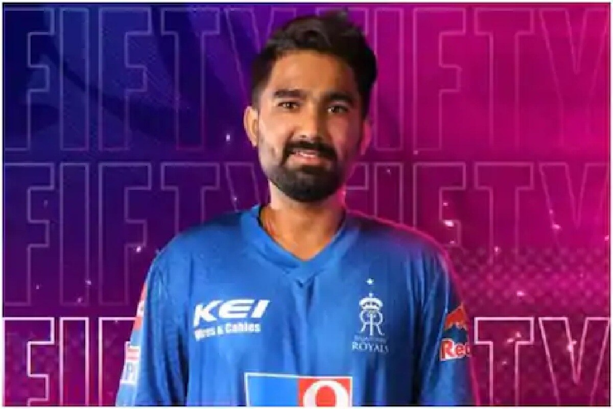 রবিবার কিংগস ইলেভেন পঞ্জাবের বিরুদ্ধে ৩১ বলে ৫৩ রানের ইনিংস খেলেন তেওয়াটিয়া৷ তার মধ্যে রাজস্থান ইনিংসের ১৮তম ওভারে শেল্ডন কোট্রিলকে পাঁচটি ছয় মারেন তিনি৷ যার ফলে প্রায় হারা ম্যাচ রাজস্থানের দিকে ঘুরে যায়৷ শেষ পর্যন্ত আইপিএল-এর ইতিহাসে সর্বোচ্চ ২২৪ রান তাড়া করে তিন বল বাকি থাকতেই জয়ী হয় রাজস্থান৷Photo-IPL রবিবার কিংগস ইলেভেন পঞ্জাবের বিরুদ্ধে ৩১ বলে ৫৩ রানের ইনিংস খেলেন তেওয়াটিয়া৷ তার মধ্যে রাজস্থান ইনিংসের ১৮তম ওভারে শেল্ডন কোট্রিলকে পাঁচটি ছয় মারেন তিনি৷ যার ফলে প্রায় হারা ম্যাচ রাজস্থানের দিকে ঘুরে যায়৷ শেষ পর্যন্ত আইপিএল-এর ইতিহাসে সর্বোচ্চ ২২৪ রান তাড়া করে তিন বল বাকি থাকতেই জয়ী হয় রাজস্থান৷Photo-IPL