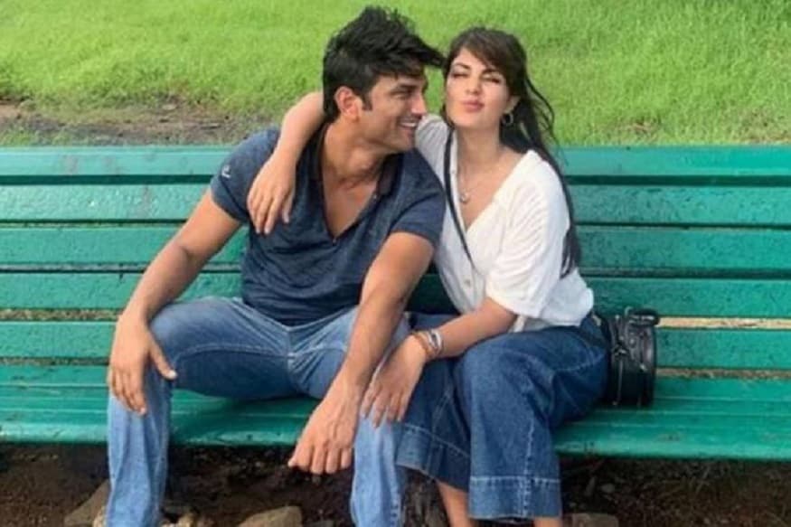 • সুশান্ত সিং রাজপুতের মৃত্যুর পর থেকে তাঁর বান্ধবী রিয়া চক্রবর্তী যে ভাবে দেশের মানুষের মাধ্যমে চরম ট্রোলের স্বীকার হলেন, যে মন্তব্য, ঘৃণা, বিদ্বেষ... ছুড়ে দেওয়া হল একজন বিচারাধীন বন্দীর উদ্দেশ্যে... তাতে আবারও এই প্রসঙ্গ ধরেই ফিরে এল রেখার নাম । একদিন স্বামীর মৃত্যুর অপরাধে জনতার সামনে অসম্মানিত হতে হয়েছিল তাঁকেও । • সুশান্ত সিং রাজপুতের মৃত্যুর পর থেকে তাঁর বান্ধবী রিয়া চক্রবর্তী যে ভাবে দেশের মানুষের মাধ্যমে চরম ট্রোলের স্বীকার হলেন, যে মন্তব্য, ঘৃণা, বিদ্বেষ... ছুড়ে দেওয়া হল একজন বিচারাধীন বন্দীর উদ্দেশ্যে... তাতে আবারও এই প্রসঙ্গ ধরেই ফিরে এল রেখার নাম । একদিন স্বামীর মৃত্যুর অপরাধে জনতার সামনে অসম্মানিত হতে হয়েছিল তাঁকেও ।