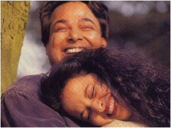 • রেখা মুকেশের ভয়াবহ মানসিক অবসাদের কথা জানতে পেরেছিলেন । তবে সেটা বিয়ের পরে। কিন্তু সে জন্য যে মুকেশ এক বড় একটা পদক্ষেপ গ্রহণ করবেন, সেটা বুঝতে পারেননি নায়িকা । মুকেশ কিন্তু তাঁর সুইসাইড নোটে লিখে গিয়েছিলেন ‘‘আমার মৃত্যুর জন্য যেন কাউকে দায়ী করা না হয় ।’’ • রেখা মুকেশের ভয়াবহ মানসিক অবসাদের কথা জানতে পেরেছিলেন । তবে সেটা বিয়ের পরে। কিন্তু সে জন্য যে মুকেশ এক বড় একটা পদক্ষেপ গ্রহণ করবেন, সেটা বুঝতে পারেননি নায়িকা । মুকেশ কিন্তু তাঁর সুইসাইড নোটে লিখে গিয়েছিলেন ‘‘আমার মৃত্যুর জন্য যেন কাউকে দায়ী করা না হয় ।’’