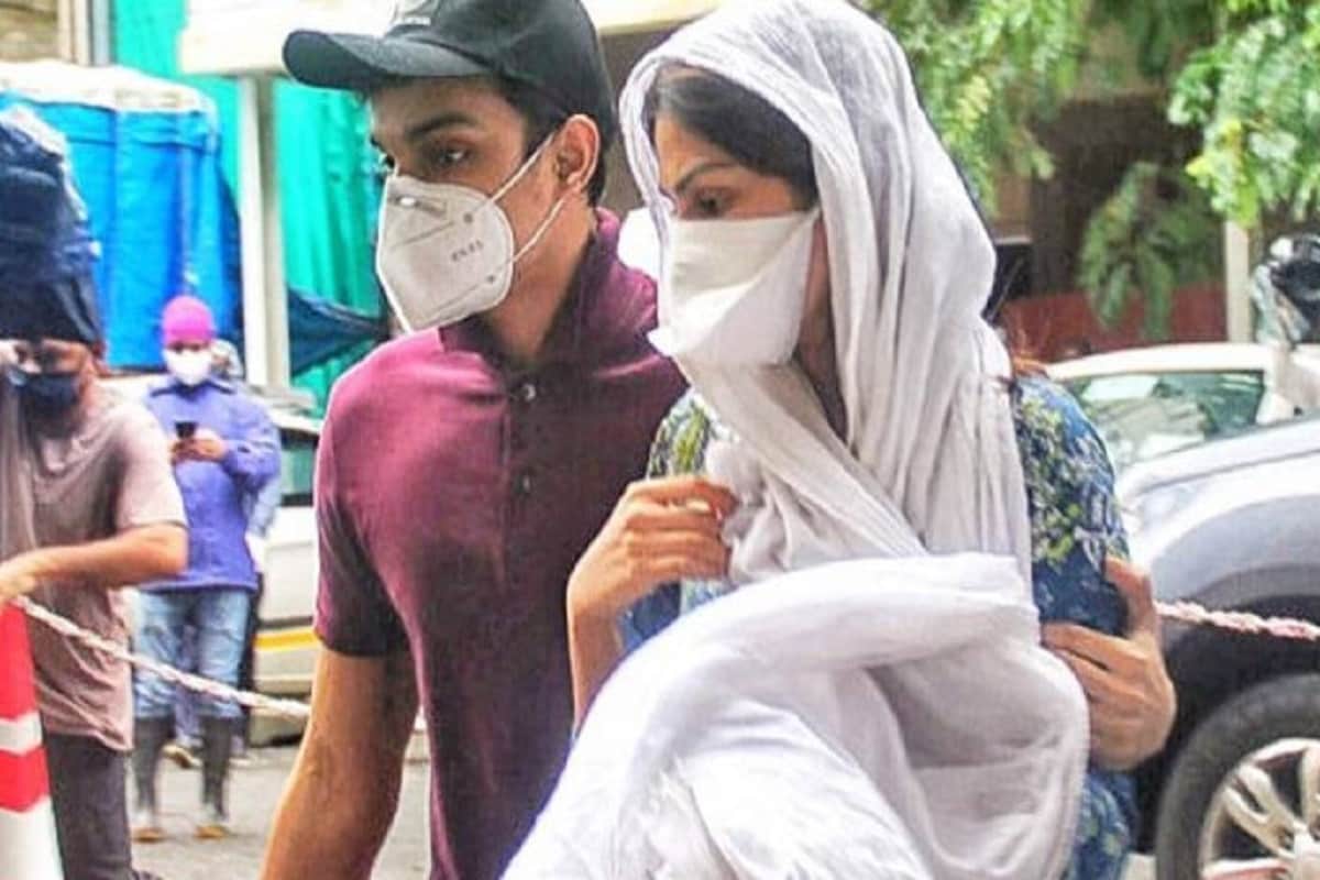 রিয়ার ভাই শৌভিক চক্রবর্তী, সুশান্তের প্রাক্তন হাউজ ম্যানেজার স্যামুয়েল মিরান্ডা ও অভিনেতার রাঁধুনী দীপেশের বিরুদ্ধে মাদক জোগাড় ও সুশান্তকে মাদক জোগান দেওয়ার অভিযোগ রয়েছে। গ্রেফতার করা হয়েছে জাইদ ভিলাত্রা ও আবদেল বসিত পরিহার নামে ২ মাদক পাচারকারীকে । গ্রেফতার হওয়া মোট ৬ জনকেই ১৪ দিনের বিচারবিভাগীয় হেফাজতে পাঠানো হয়েছে। রিয়ার ভাই শৌভিক চক্রবর্তী, সুশান্তের প্রাক্তন হাউজ ম্যানেজার স্যামুয়েল মিরান্ডা ও অভিনেতার রাঁধুনী দীপেশের বিরুদ্ধে মাদক জোগাড় ও সুশান্তকে মাদক জোগান দেওয়ার অভিযোগ রয়েছে। গ্রেফতার করা হয়েছে জাইদ ভিলাত্রা ও আবদেল বসিত পরিহার নামে ২ মাদক পাচারকারীকে । গ্রেফতার হওয়া মোট ৬ জনকেই ১৪ দিনের বিচারবিভাগীয় হেফাজতে পাঠানো হয়েছে।