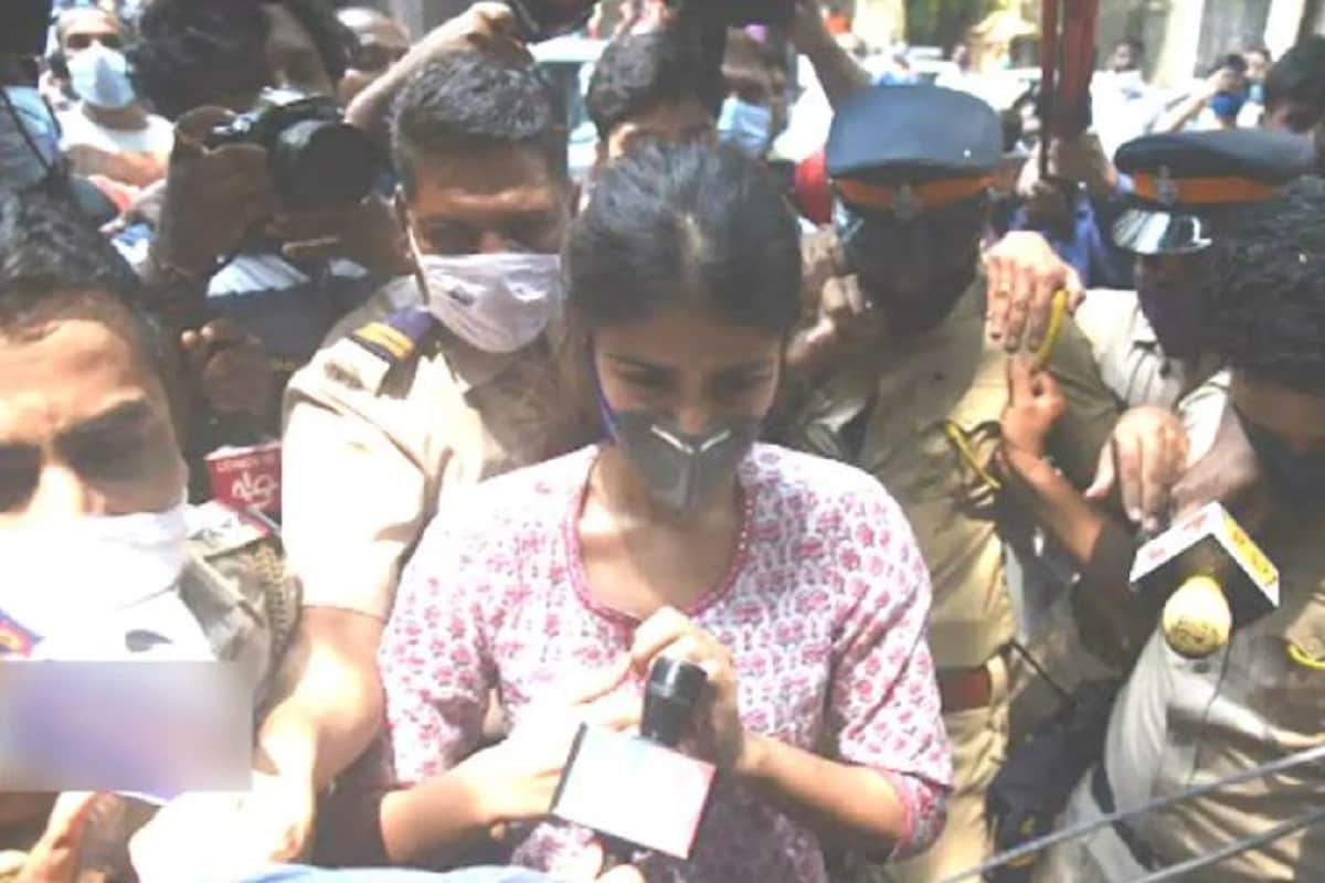 অন্যদিকে এনসিবি-র জেরায় রিয়া ১৮-১৯ জন হেভিহোয়েট বলিউড সেলেবদের নাম উল্লেখ করেন, যাঁরা নিয়মিত ড্রাগ নিয়ে থাকেন। রিয়ার স্বীকারোক্তি, ১৫ মার্চের যে হোয়াটসঅ্যাপ চ্যাট প্রকাশ্যে এসেছে, তা একেবারে সত্যি। সেখানে তিনি এবং শৌভিক ড্রাগ নিয়েই আলোচনা করেছিলেন। অন্যদিকে এনসিবি-র জেরায় রিয়া ১৮-১৯ জন হেভিহোয়েট বলিউড সেলেবদের নাম উল্লেখ করেন, যাঁরা নিয়মিত ড্রাগ নিয়ে থাকেন। রিয়ার স্বীকারোক্তি, ১৫ মার্চের যে হোয়াটসঅ্যাপ চ্যাট প্রকাশ্যে এসেছে, তা একেবারে সত্যি। সেখানে তিনি এবং শৌভিক ড্রাগ নিয়েই আলোচনা করেছিলেন।