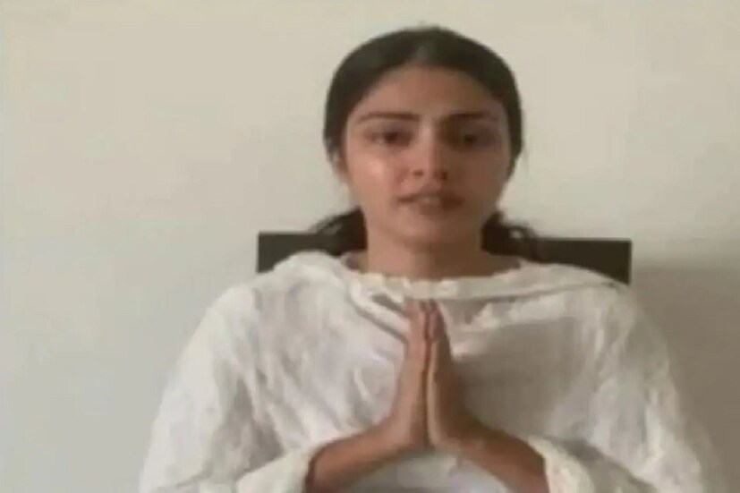 •সুশান্ত সিং রাজপুত মৃত্যু মামলায় রবিবার, এনসিবি অভিযুক্ত রিয়া চক্রবর্তীকে জিজ্ঞাসাবাদের জন্য ডেকেছে। জানা গিয়েছে যে, এনসিবি রিয়া চক্রবর্তী এবং তার ভাই শৌভিককে মুখোমুখি বসিয়ে জেরা করতে পারে৷ কারণ রিয়া ও শৌভিকের মধ্যেও মাদকের বিষয়ে আলোচনার প্রমাণ মিলেছে৷ এই সবের মধ্যে তাই রিয়া চক্রবর্তীর গ্রেফতার হওয়া যেন সময়ের অপেক্ষা বলেই মনে করছে অনেকে৷ 