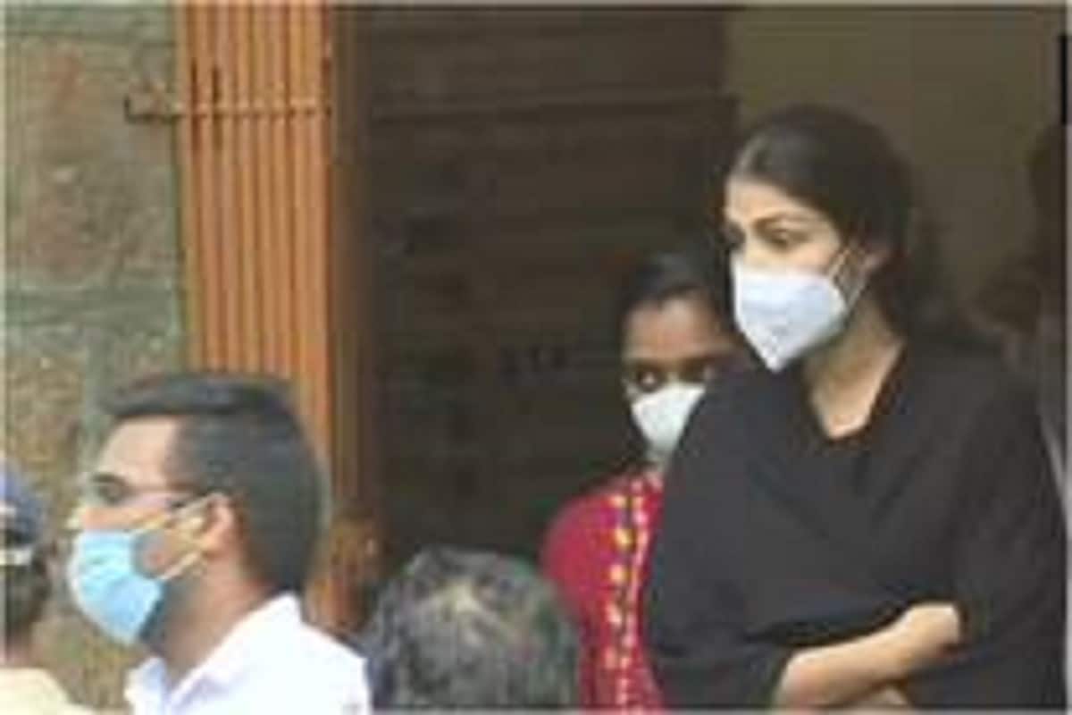 রিয়া চক্রবর্তী ও শৌভিকের বয়ানে রয়েছে বলিটাউনের ২০-২৫ জন হেভিহোয়েট তারকার নাম । ওই স্বীকারোক্তির ভিত্তিতে একটি তালিকা তৈরি করেছে এনসিবি। জানা গিয়েছে, ধরে ধরে জেরা করে হবে প্রত্যেককেই! আগামী ১০ দিনের মধ্যেই তালিকায় থাকা তারকাদের জিজ্ঞাসাবাদের জন্য সমন পাঠাবে এনসিবি। সূত্রের খবর, তালিকায় নাম থাকা সেলেবদের মধ্যে কয়েকজন কেন্দ্রের শাসক দলের বিরোধী বলেও পরিচিত। রিয়া চক্রবর্তী ও শৌভিকের বয়ানে রয়েছে বলিটাউনের ২০-২৫ জন হেভিহোয়েট তারকার নাম । ওই স্বীকারোক্তির ভিত্তিতে একটি তালিকা তৈরি করেছে এনসিবি। জানা গিয়েছে, ধরে ধরে জেরা করে হবে প্রত্যেককেই! আগামী ১০ দিনের মধ্যেই তালিকায় থাকা তারকাদের জিজ্ঞাসাবাদের জন্য সমন পাঠাবে এনসিবি। সূত্রের খবর, তালিকায় নাম থাকা সেলেবদের মধ্যে কয়েকজন কেন্দ্রের শাসক দলের বিরোধী বলেও পরিচিত।