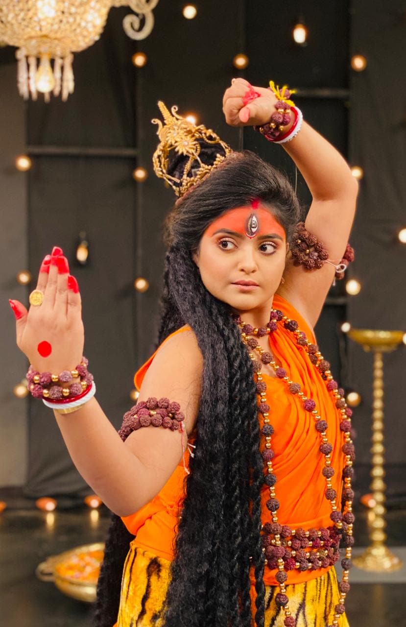 মাকে দেখানো হয়েছে যোগিনী রূপে। গেরুয়া শাড়ি, মাথায় জটা ও রুদ্রাখের গয়না। শ্রীতমার স্নিগ্ধ সাজ নজর কাড়তে বাধ্য। মাকে দেখানো হয়েছে যোগিনী রূপে। গেরুয়া শাড়ি, মাথায় জটা ও রুদ্রাখের গয়না। শ্রীতমার স্নিগ্ধ সাজ নজর কাড়তে বাধ্য।