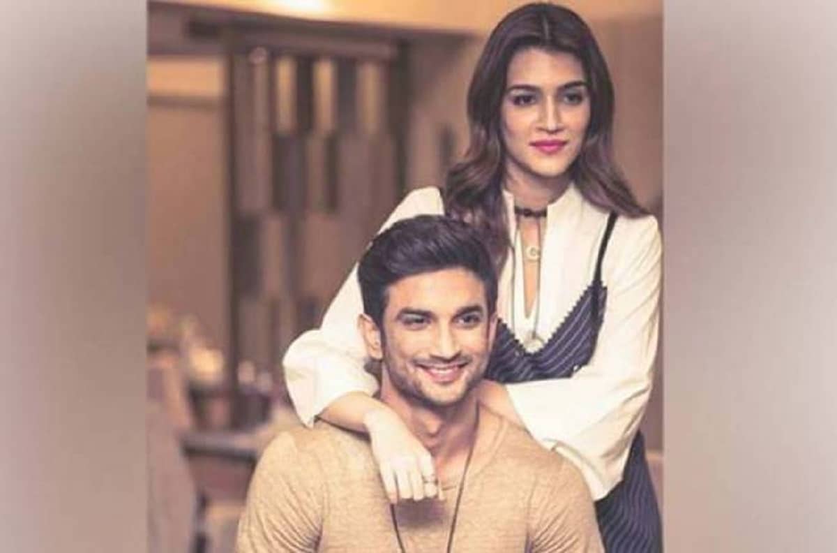 তবেই রিয়াই সুশান্তের প্রথম প্রেমিকা ছিলেন না। এর আগে অঙ্কিতা লোখান্ডে, কৃতি শ্যাননের মতো অভিনেত্রীদের সঙ্গে ভালবাসার সম্পর্কে জড়িয়ে ছিলেন তিনি। photo source collected তবেই রিয়াই সুশান্তের প্রথম প্রেমিকা ছিলেন না। এর আগে অঙ্কিতা লোখান্ডে, কৃতি শ্যাননের মতো অভিনেত্রীদের সঙ্গে ভালবাসার সম্পর্কে জড়িয়ে ছিলেন তিনি। photo source collected