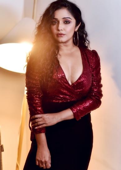 একেবারে পুরোনো দিনের রেট্রো লুক নিয়েও পরীক্ষা-নিরীক্ষা করতে পারেন। একটা মনোক্রম জামপশুট, তার সঙ্গে কার্লি হেয়ার, সায়ন্তনীর এই রেট্রো লুকটার মতো। আপনাকে দেখাবে যারা হাটকে। একেবারে পুরোনো দিনের রেট্রো লুক নিয়েও পরীক্ষা-নিরীক্ষা করতে পারেন। একটা মনোক্রম জামপশুট, তার সঙ্গে কার্লি হেয়ার, সায়ন্তনীর এই রেট্রো লুকটার মতো। আপনাকে দেখাবে যারা হাটকে।