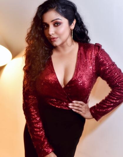 খুব এক্সপিরিমেন্ট করতে চাইলে সিকুয়েন কিংবা শিমারি কিছু পরতে পারেন। সায়ন্তনীর এই ডিপ নেক টপটার মতো। আপনি যদি বোল্ড জামা কাপড় পরতে পছন্দ করেন, তবে এই লুক আপনার কথা ভেবেই করা। সায়ন্তনীর এই বিভিন্ন লুক গুলো ডিজাইন করেছেন মাধব সরকার। পোশাক গুলো তাঁরই করা। মেক আপ ও হেয়ার করেছেন প্রীতম দাস ও প্রিয়া দাস। ছবিগুলি ফ্রেমবন্দি করেছেন অনির্বাণ সাহা। খুব এক্সপিরিমেন্ট করতে চাইলে সিকুয়েন কিংবা শিমারি কিছু পরতে পারেন। সায়ন্তনীর এই ডিপ নেক টপটার মতো। আপনি যদি বোল্ড জামা কাপড় পরতে পছন্দ করেন, তবে এই লুক আপনার কথা ভেবেই করা। সায়ন্তনীর এই বিভিন্ন লুক গুলো ডিজাইন করেছেন মাধব সরকার। পোশাক গুলো তাঁরই করা। মেক আপ ও হেয়ার করেছেন প্রীতম দাস ও প্রিয়া দাস। ছবিগুলি ফ্রেমবন্দি করেছেন অনির্বাণ সাহা।