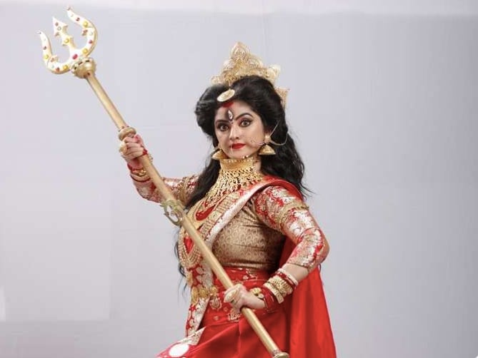 *'যমুনা ঢাকি' ধারাবাহিকের মুখ্য চরিত্রে অভিনয় করা শ্বেতা ভট্টাচার্যকে দেখা যাবে জি বাংলার এই বিশেষ অনুষ্ঠানের মহিষাসুরমর্দিনী চরিত্রে। লাল বেনারসি, ভারী গয়নায় সেজে উঠবেন শ্বেতা। শ্বেতা দক্ষ এবং পেশাদার নৃত্য শিল্পী। ফলে তাঁর অভিনয় যে দর্শকদের নজর কাড়বে, তা নিয়ে আশাবাদী পরিচালক। *'যমুনা ঢাকি' ধারাবাহিকের মুখ্য চরিত্রে অভিনয় করা শ্বেতা ভট্টাচার্যকে দেখা যাবে জি বাংলার এই বিশেষ অনুষ্ঠানের মহিষাসুরমর্দিনী চরিত্রে। লাল বেনারসি, ভারী গয়নায় সেজে উঠবেন শ্বেতা। শ্বেতা দক্ষ এবং পেশাদার নৃত্য শিল্পী। ফলে তাঁর অভিনয় যে দর্শকদের নজর কাড়বে, তা নিয়ে আশাবাদী পরিচালক।