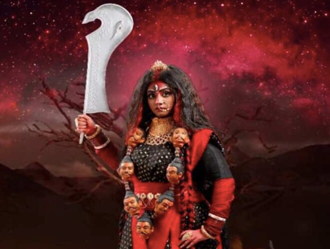 *কাশ্যপ মুনির কন্যা সিংহিকার জন্মের সময় ১৪ জন অসুরকে বধ করতে হয়েছিল। তখন দেবীর দাঁতে রক্ত লেগে যায়। দেবীর সেই রূপের রূপের নাম ‘রক্তদন্তিকা’। এবারে সেই ভূমিকায় দেখা যাবে মেগা হিট ‘কৃ্ষ্ণকলি’ ধারাবাহিকের তিয়াসা রায়। *কাশ্যপ মুনির কন্যা সিংহিকার জন্মের সময় ১৪ জন অসুরকে বধ করতে হয়েছিল। তখন দেবীর দাঁতে রক্ত লেগে যায়। দেবীর সেই রূপের রূপের নাম ‘রক্তদন্তিকা’। এবারে সেই ভূমিকায় দেখা যাবে মেগা হিট ‘কৃ্ষ্ণকলি’ ধারাবাহিকের তিয়াসা রায়।