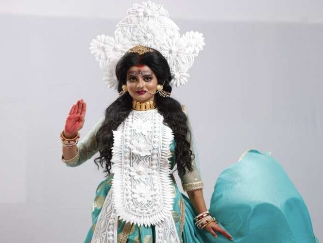 *সহস্র বছরের অনাবৃষ্টির পর পৃথিবীকে রক্ষা করতে দেবী শতাক্ষী রূপ ধারণ করেছিলেন। তাঁর ১০০ চোখের বারি ধারা পৃথিবীর মাটি ভিজিয়ে এই ধরনীকে আবারও শস্যশ্যামলা করে তুলেছিল। কাদম্বিনীর ঊষসী রায়কে দেখা যাবে শতাক্ষীর চরিত্রে। *সহস্র বছরের অনাবৃষ্টির পর পৃথিবীকে রক্ষা করতে দেবী শতাক্ষী রূপ ধারণ করেছিলেন। তাঁর ১০০ চোখের বারি ধারা পৃথিবীর মাটি ভিজিয়ে এই ধরনীকে আবারও শস্যশ্যামলা করে তুলেছিল। কাদম্বিনীর ঊষসী রায়কে দেখা যাবে শতাক্ষীর চরিত্রে।