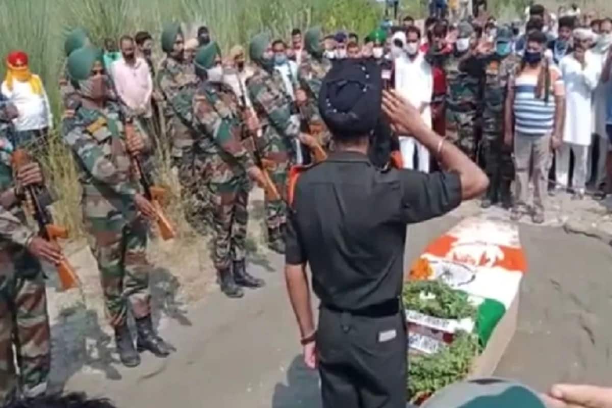 গর্বের তিরঙ্গা দিয়ে মুড়ে ফেলা হয়েছে জওয়ানের মৃতদেহ ৷ শে, বিদায়ের সময় গার্ড অফ অনার দেওয়া হয় ৷ শূন্যে ২১ রাউন্ড গুলি চালিয়ে সম্মান জানানো হয়েছে ৷ (ছবি সৌজন্যে নিউজ 18) ৷ গর্বের তিরঙ্গা দিয়ে মুড়ে ফেলা হয়েছে জওয়ানের মৃতদেহ ৷ শে, বিদায়ের সময় গার্ড অফ অনার দেওয়া হয় ৷ শূন্যে ২১ রাউন্ড গুলি চালিয়ে সম্মান জানানো হয়েছে ৷ (ছবি সৌজন্যে নিউজ 18) ৷